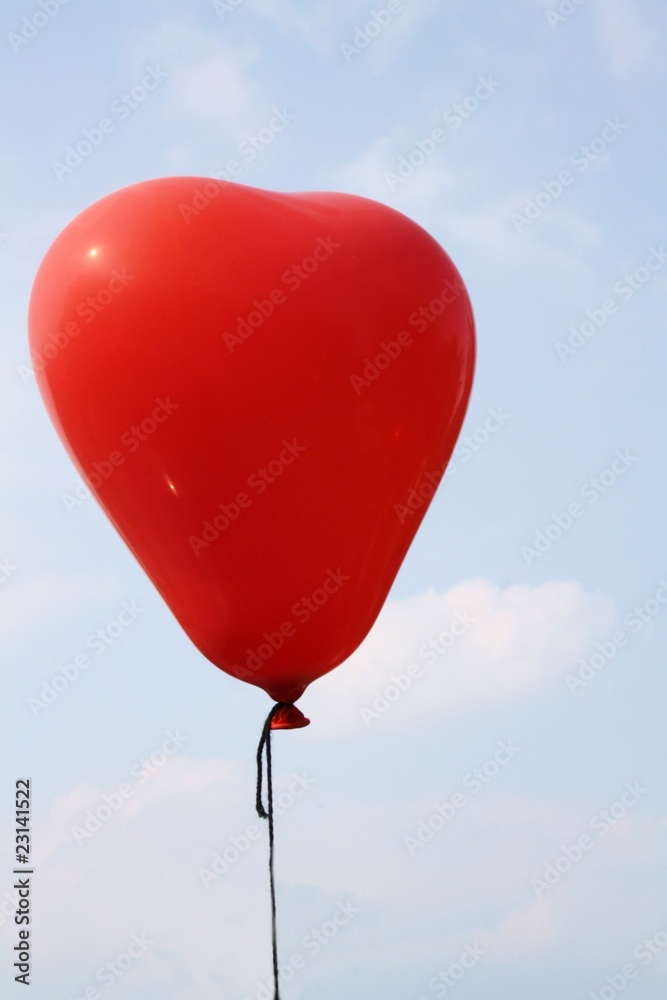 Herzluftballon im Himmel