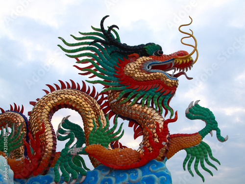 Chinese dragon statue © wiangya