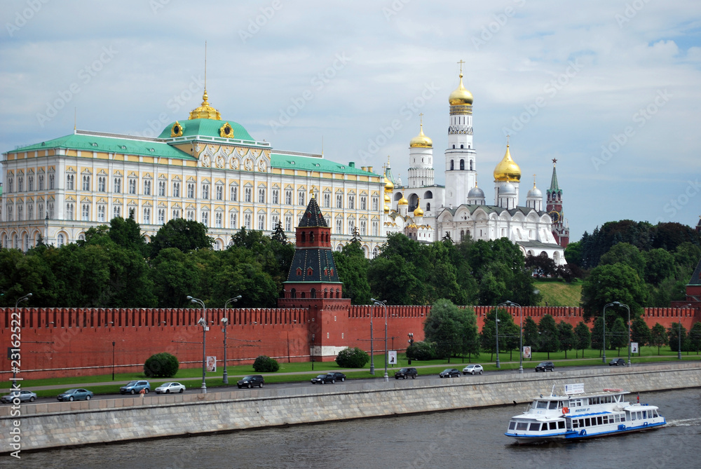 Bateau face au Kremlin