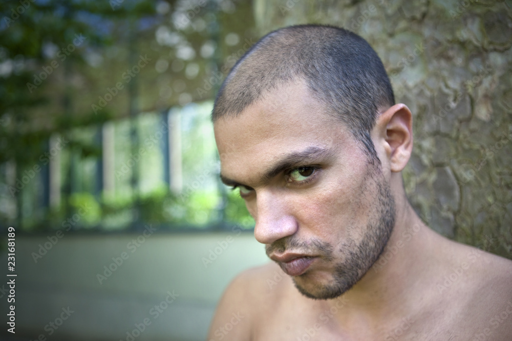 jeune homme viril caucasien séduisant jeune homme viril caucasien séduisant