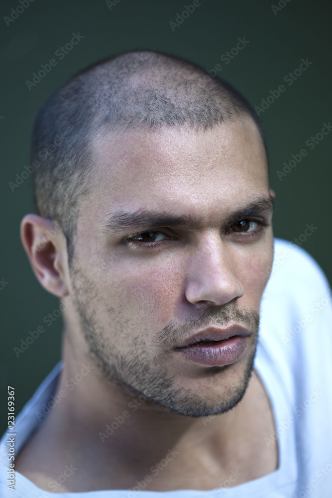 portrait garçon caucasien jeune séduisant portrait garçon caucasien jeune séduisant