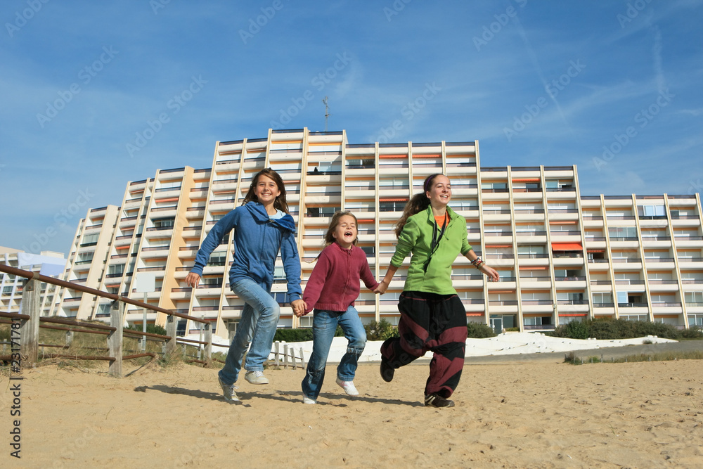 Trois enfants courant sur la plage Trois enfants courant sur la plage