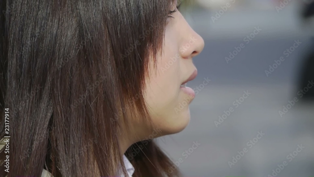 HD1080p Junge Frau beim rauchen