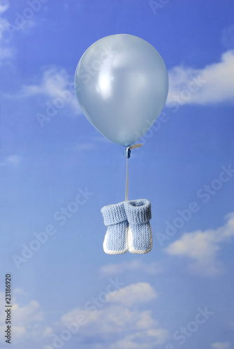 concept de naissance: chaussons bleu attaché à un ballon