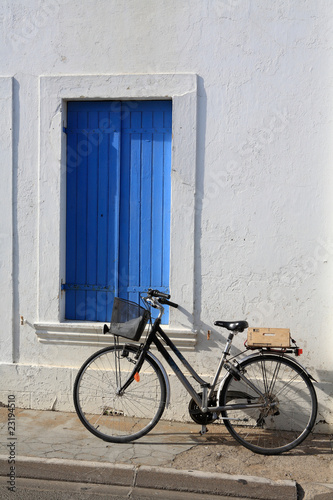 vélo et volet bleu
