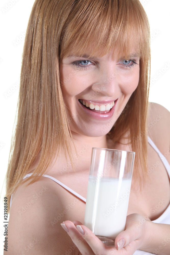 Portrait d'une femme avec un verre de lait Portrait d'une femme avec un verre de lait