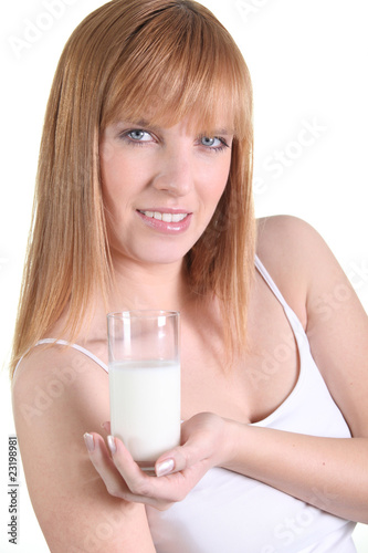 Portrait d une femme avec un verre de lait