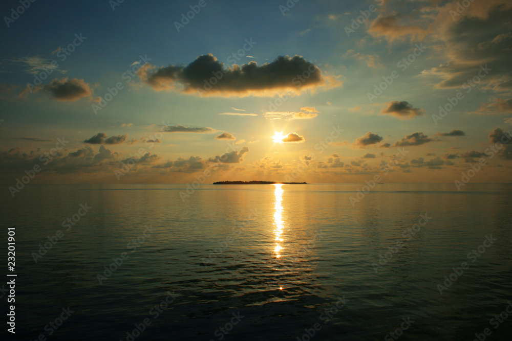Sonnenuntergang über einer Insel