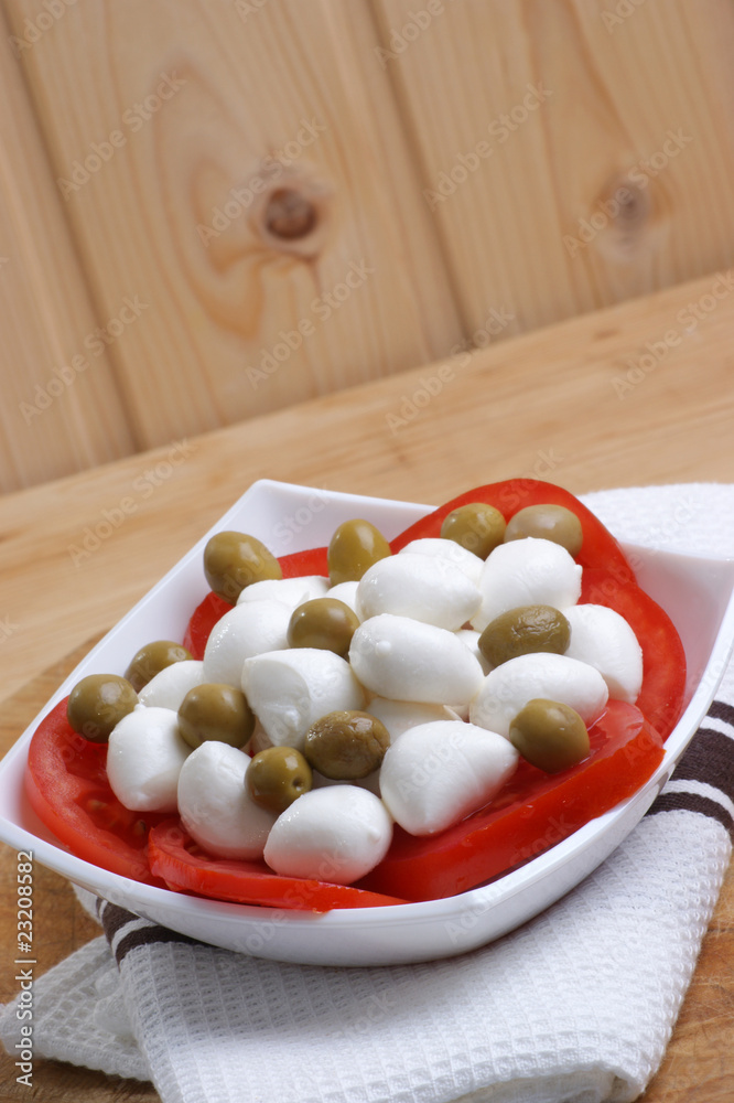 Mozzarella mit Tomaten als Salat