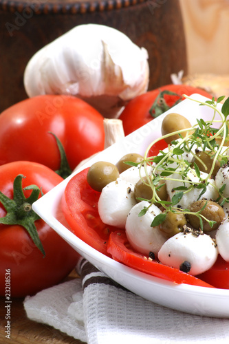 Mozzarella mit Tomaten als Salat