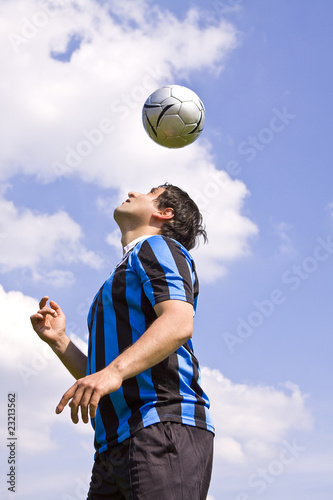 Fußballspieler mit Ball photo