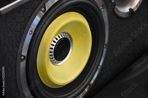 gelber Subwoofer photo