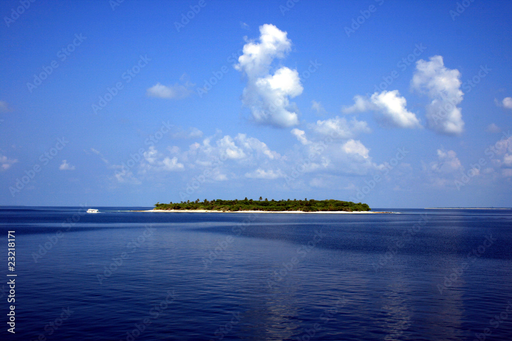 Insel der Malediven mit Boot