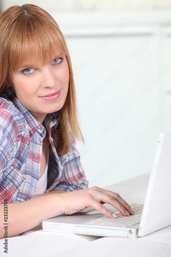 Portrait d'une femme devant un ordinateur portable Portrait d'une femme devant un ordinateur portable
