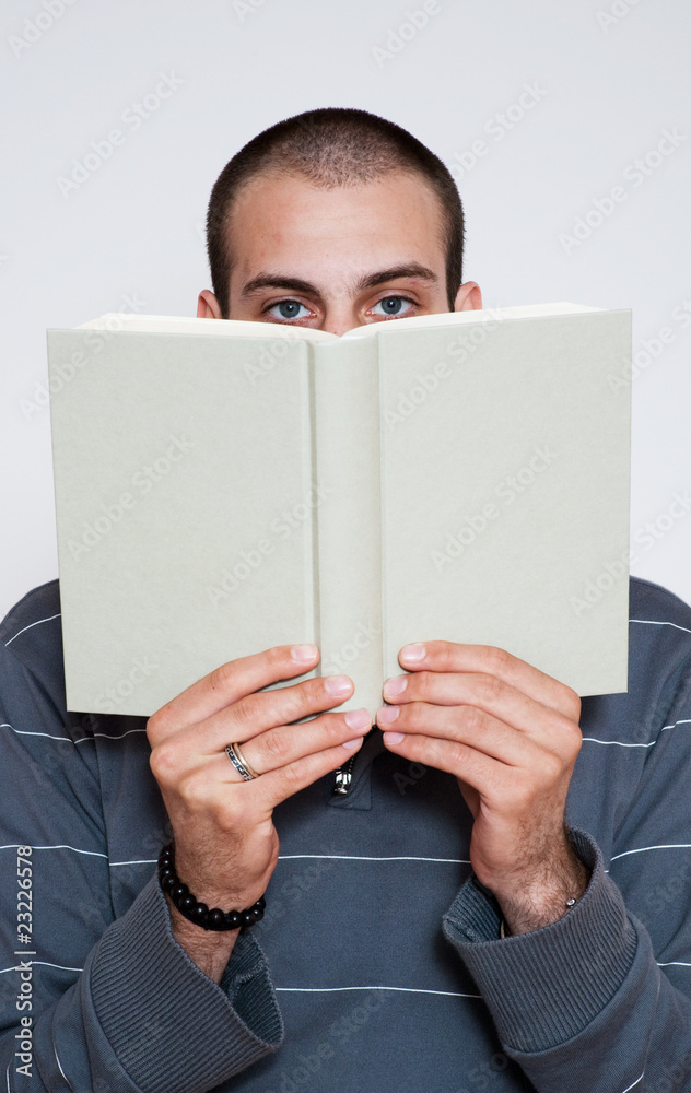 uomo che legge libro in mano Stock Photo | Adobe Stock