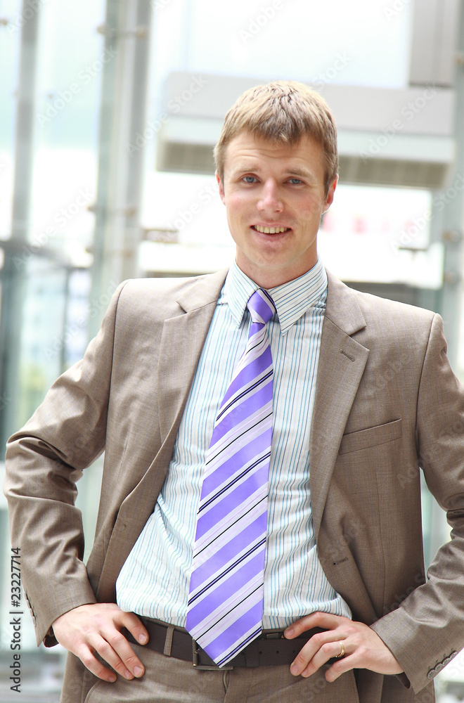 Naklejka premium business man standing in a light and mordern business hall
