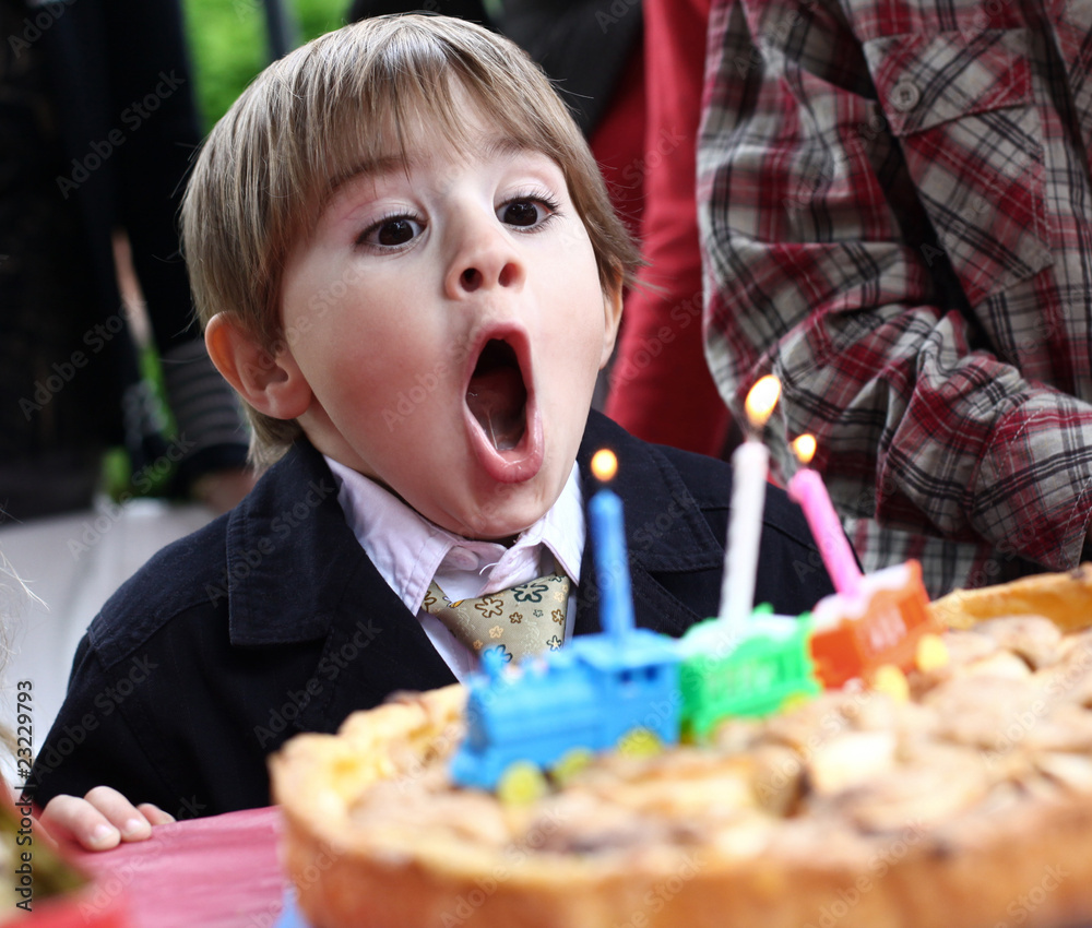 anniversaire enfant souffler bougie gâteau fêter trois ans cad Stock Photo