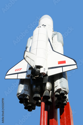 Fototapeta Naklejka Na Ścianę i Meble -  Reusable spaceship against a blue sky