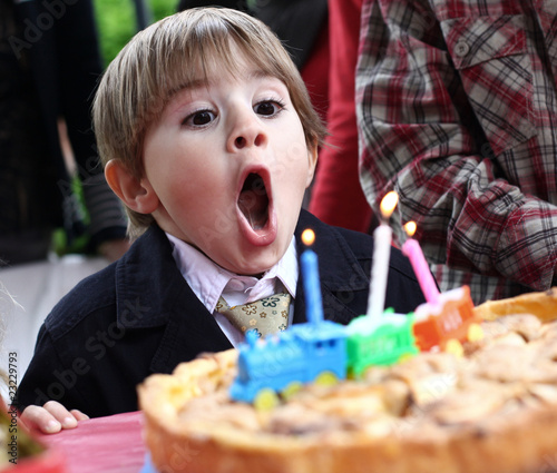 Obraz na plátne anniversaire enfant souffler bougie gâteau fêter trois ans cad