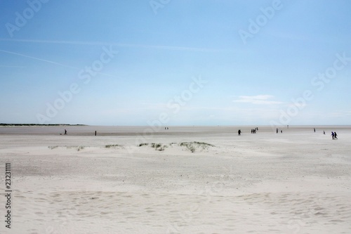 Spazierg  nger an der Nordsee bei Ebbe - North Sea at low tide