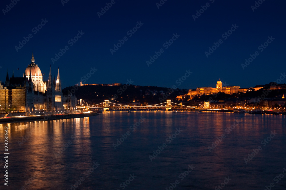Obraz premium Night lights in Budapest-Hungary