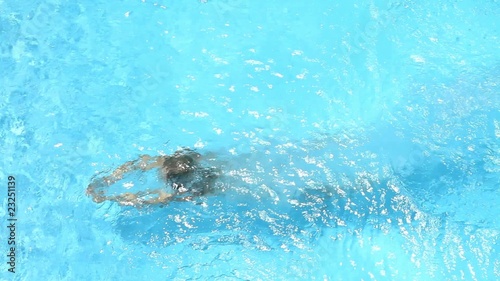 Jeune femme effectuant un plongeon.