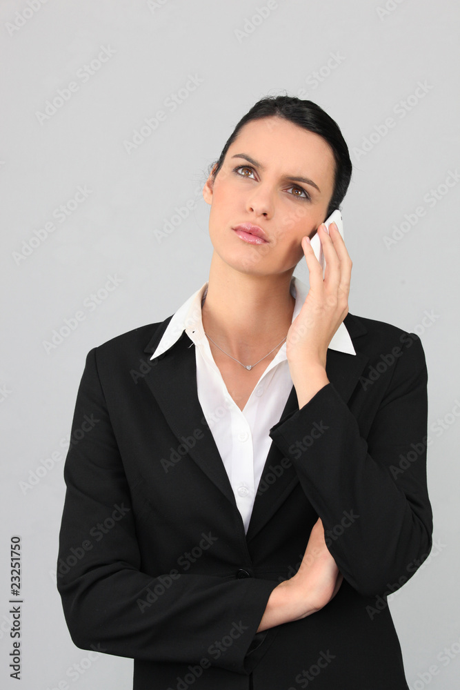 Jeune femme d'affaires au téléphone portable Jeune femme d'affaires au téléphone portable