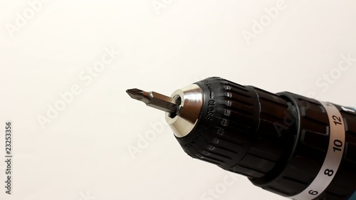 Isolated cordless power screwdriver
