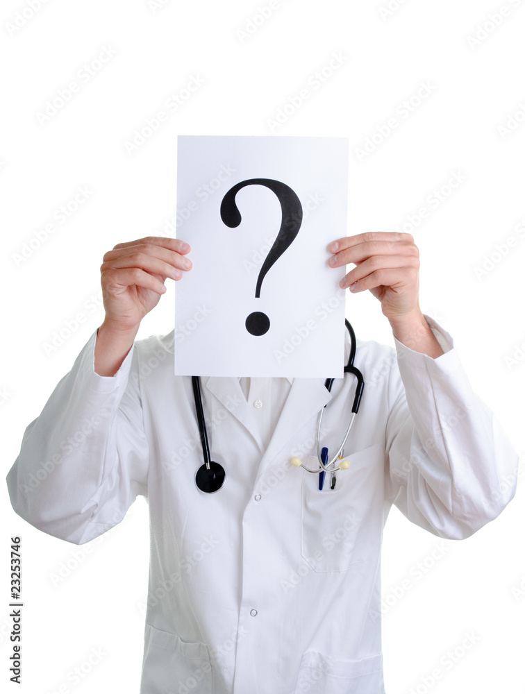Doktor hält ein Blatt Papier mit Fragezeichen