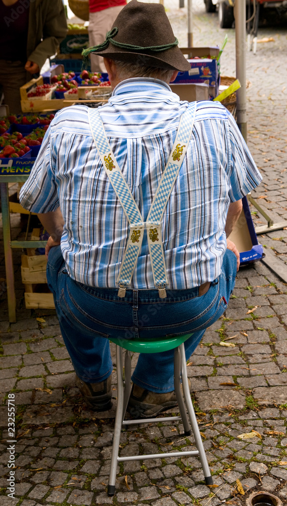 Bayrischer Händler auf dem Wochenmarkt Bayrischer Händler auf dem Wochenmarkt