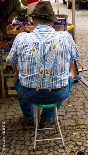 Bayrischer Händler auf dem Wochenmarkt