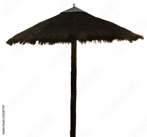 parasol de plage en paille, fond blanc