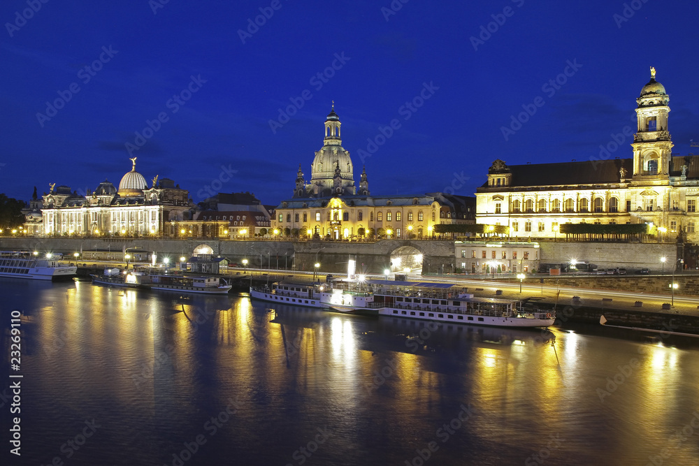 Dresden mit Wahrzeichen bei Nacht