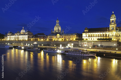 Dresden mit Wahrzeichen bei Nacht