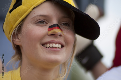 WM 2026 USA porträt junge lächelnde  frau nah mit fussballbemalung
