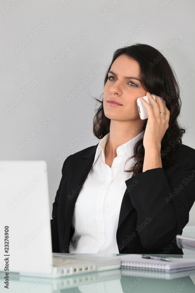 Femme d'affaires au téléphone portable