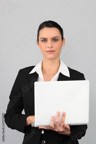 Jeune femme d'affaires devant ordinateur portable