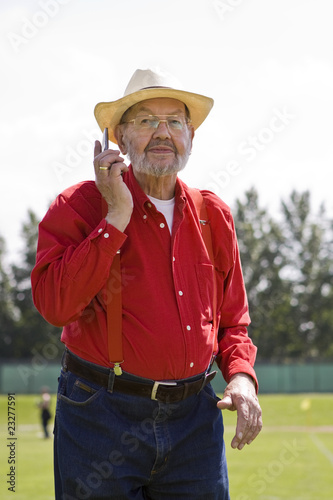 alter Mann telefoniert mit einem Handy