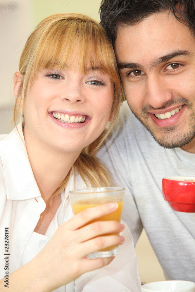 Portrait d'un couple prenant la petit déjeuner Portrait d'un couple prenant la petit déjeuner