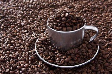 Leinwandbilder Kaffee Bar Tasse gefüllt mit ganzen Kaffeebohnen  © Rogério Andrade