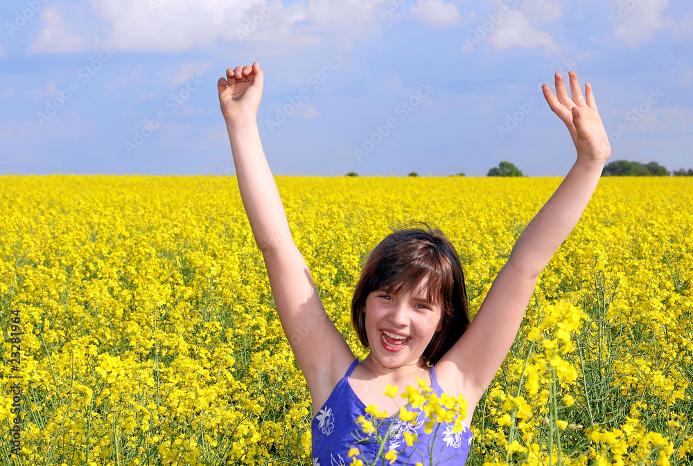 Naklejka premium Mädchen im Rapsfeld