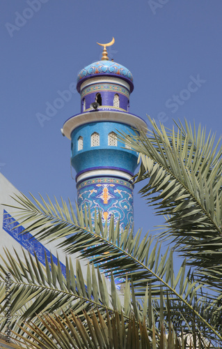 Minarett und Dattelpalme in Muttrah im Sultanat Oman photo