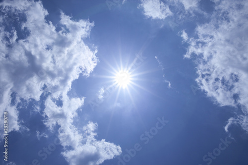 青空と雲と太陽光線 © macnai