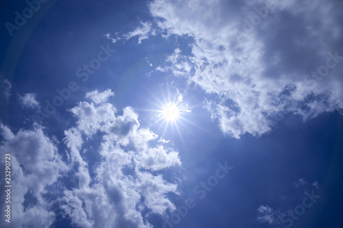 青空に太陽光線で雲が光る