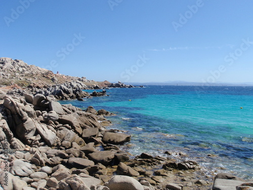 Bord de mer et lagon turquoise dans les îles Lavezzi en Corse 