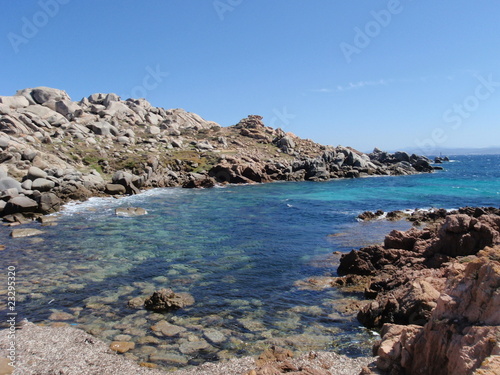Crique dans les îles Lavezzi en Corse 