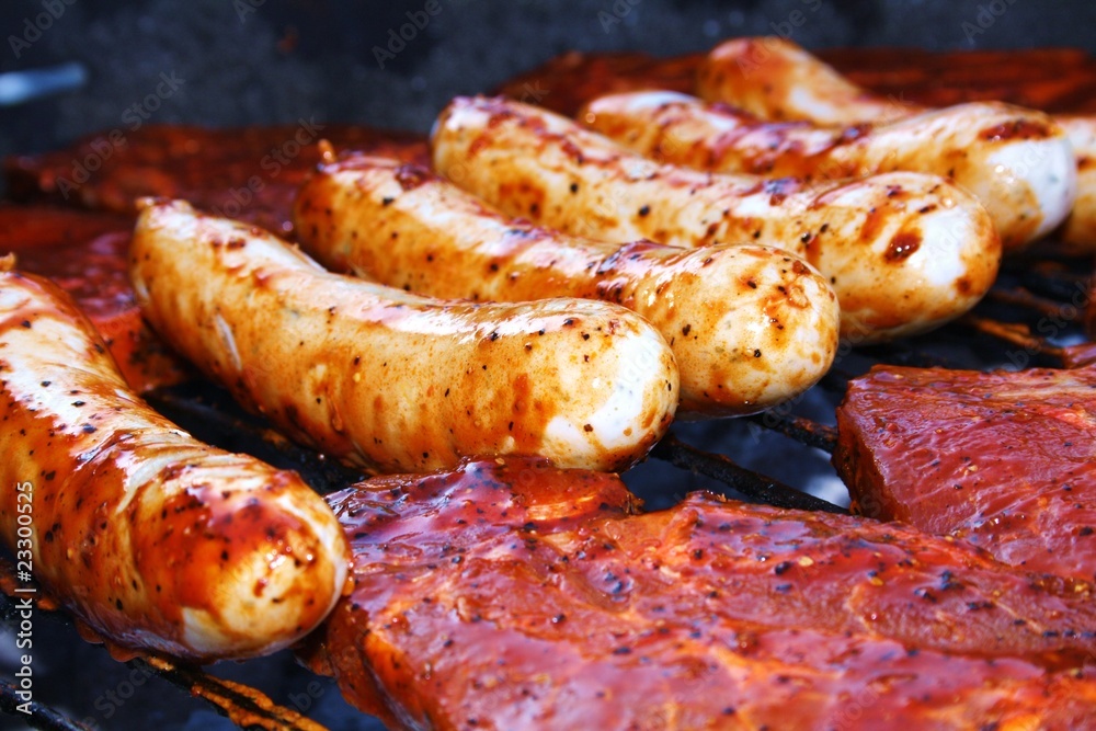 marinierte Steaks und Bratwürste Stock Photo | Adobe Stock