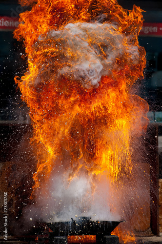 Explosion mit Feuer und Flammen