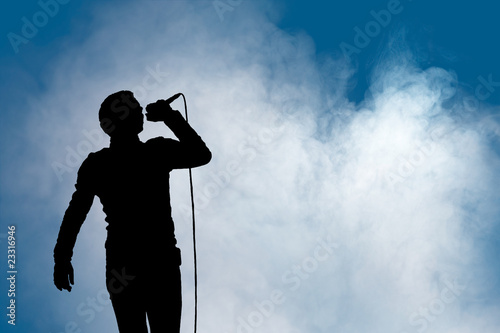 Konzertlicht mit Silhouette eines Sängers Fototapeta