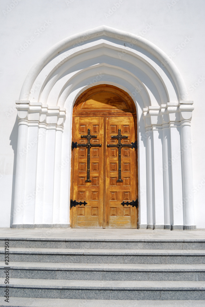 Fototapeta premium Old wooden door and wall with an ornament and a stucco moulding